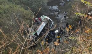 कालसी क्षेत्र में भीषण दुर्घटना: ट्रक को पास देते समय धंसा पुश्ता, खड्ड में समाई HRTC की बस