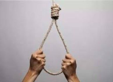 शिक्षा नगरी से आई शोक की लहर: हॉस्टल के पंखे से लटका मिला छात्रा का शव, सुसाइड नोट न मिलने से बढ़ा रहस्य