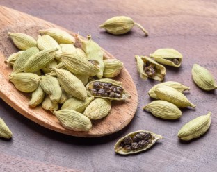 सेहत की कुंजी: भोजन के बाद इलायची चबाना केवल परंपरा नहीं, विज्ञान भी है; जानें इसके चमत्कारी लाभ