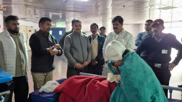 एम्स ऋषिकेश पहुंचे गणेश गोदियाल: भालू के हमले में घायल महिला का जाना हाल, सरकार की वन्यजीव नीति पर उठाए सवाल