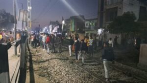 हाथरस में मासूम की मौत पर भारी बवाल: उग्र भीड़ का थाने पर पथराव, पुलिस की गाड़ियाँ तोड़ीं, कई घायल