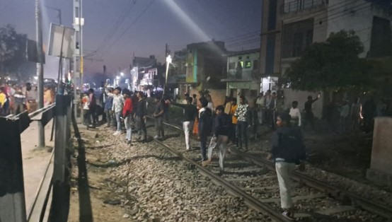 हाथरस में मासूम की मौत पर भारी बवाल: उग्र भीड़ का थाने पर पथराव, पुलिस की गाड़ियाँ तोड़ीं, कई घायल