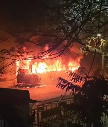 दिल्ली में रूह कंपा देने वाला हादसा: बस में सो रहे कंडक्टर की जिंदा जलकर मौत, मच्छर भगाने वाली अगरबत्ती बनी काल!